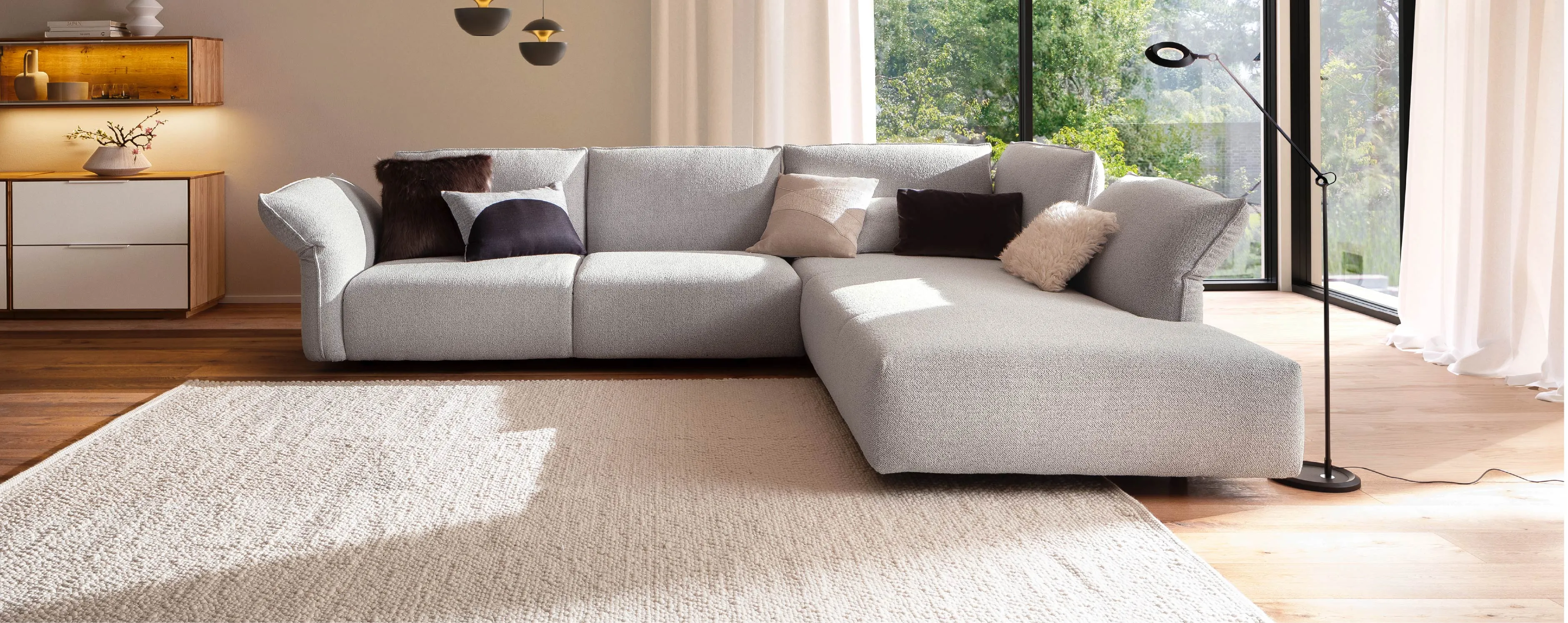 Gemütliches Wohnzimmer mit waldgrüner Couch und Couchtisch